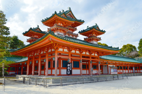 早春の京都市平安神宮の白虎楼
