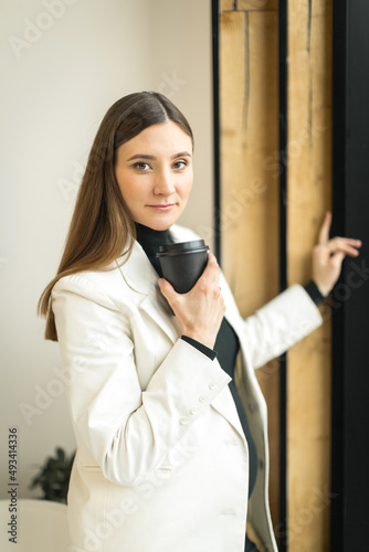 Obraz na płótnie young woman sitting in a cafe at a table w salonie