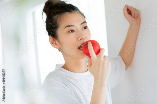 果物を食べる健康的な女性