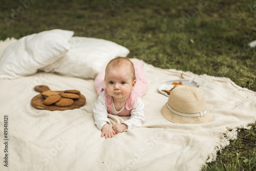 Obraz na płótnie little girl resting on a blanket in the park w salonie