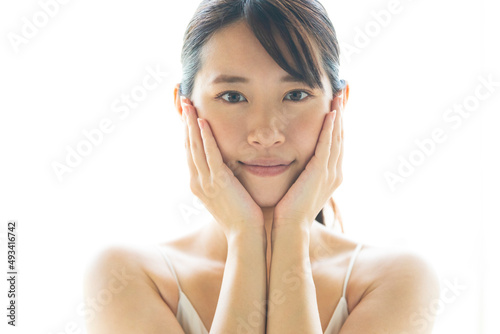 両手で顔を包み込む女性