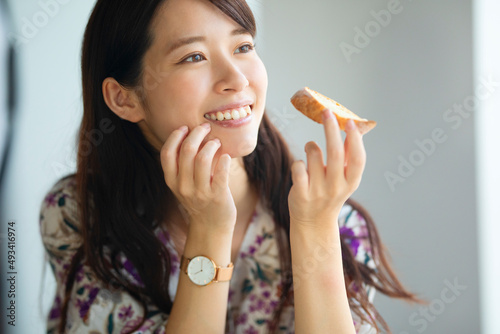 朝食を食べる笑顔の女性 photo