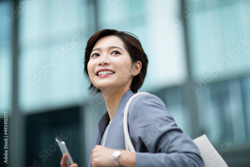 スマートフォンを持ったビジネススーツの女性 photo