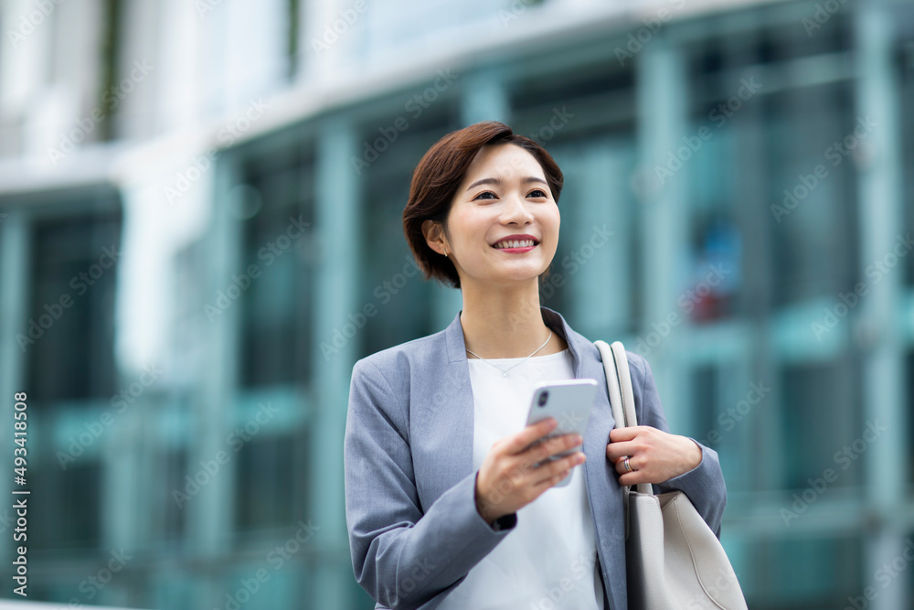 スマートフォンを操作する女性