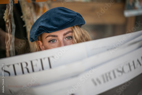 Frau mit Zeitung