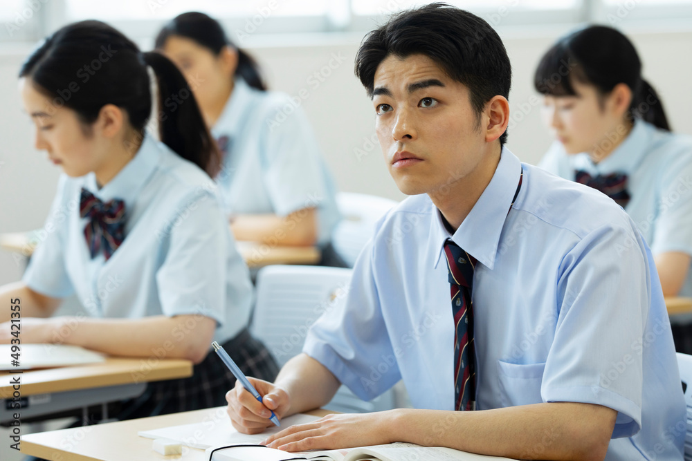 授業を受ける男子高校生 授業を受ける男子高校生