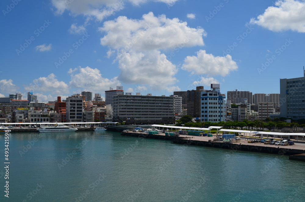 那覇市街と海