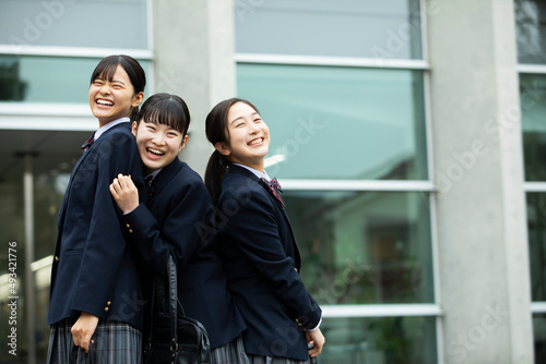 友達と笑顔の女子高生たち photo