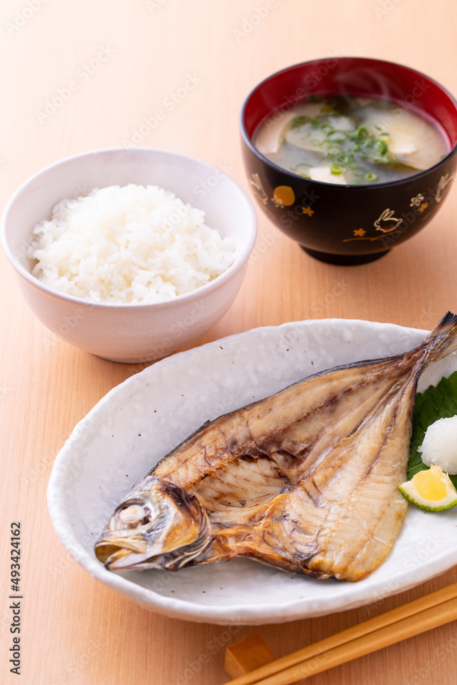 アジの開きを食べる