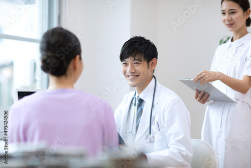 診察をする医師と患者