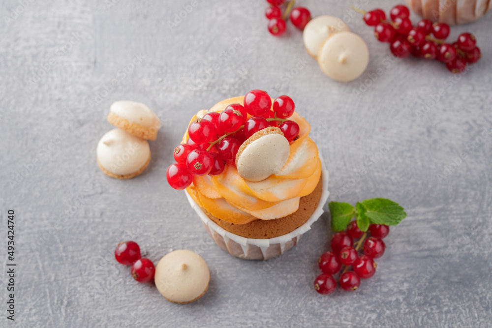 Cupcakes with cream and berries Cupcakes with cream and berries