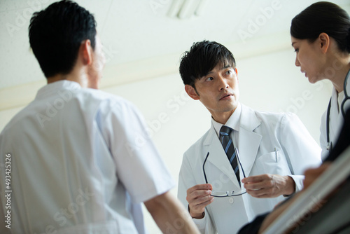 救急患者の対応を話し合う医師たち photo