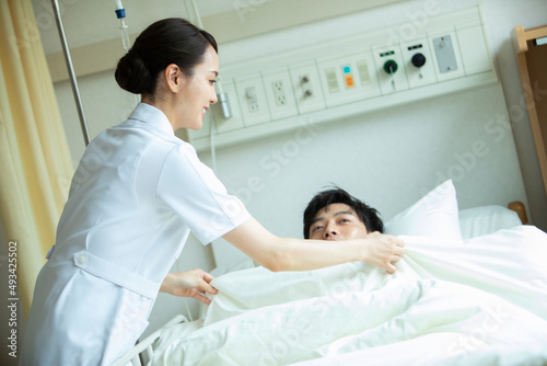 入院患者の世話をする女性看護師 photo