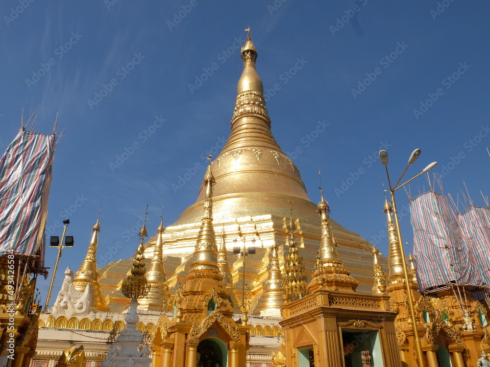 Fototapeta premium Shwedagon Pagoda in Yangon, Myanmar