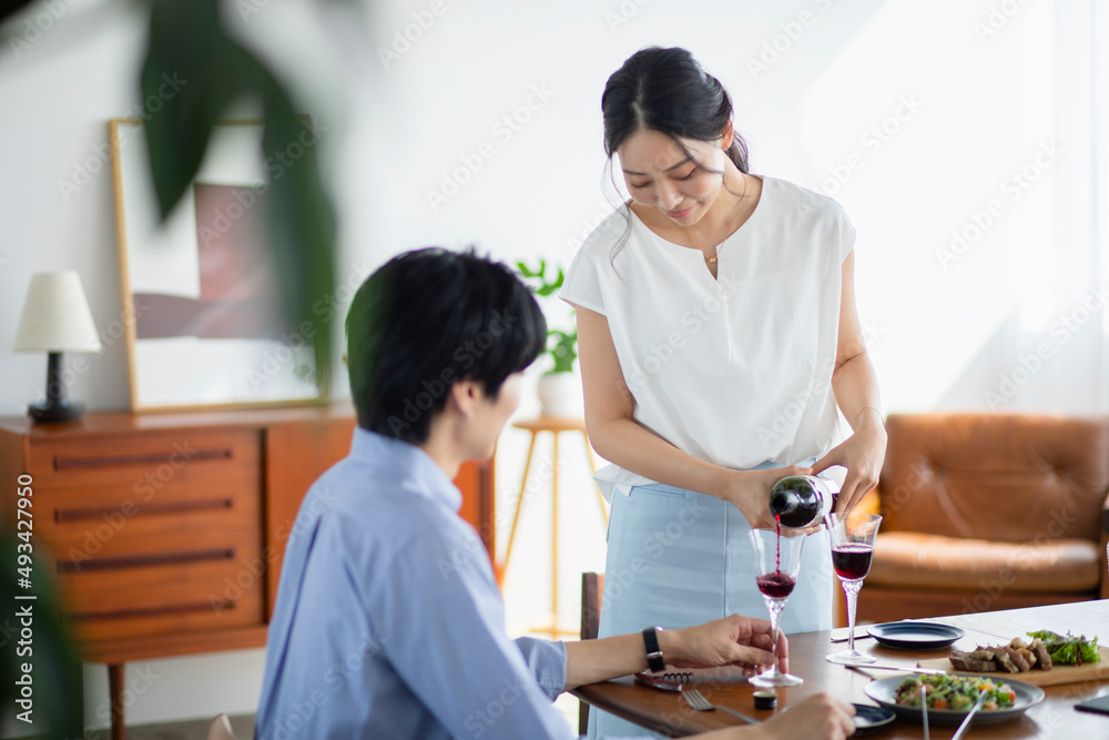 食事をするカップル 食事をするカップル
