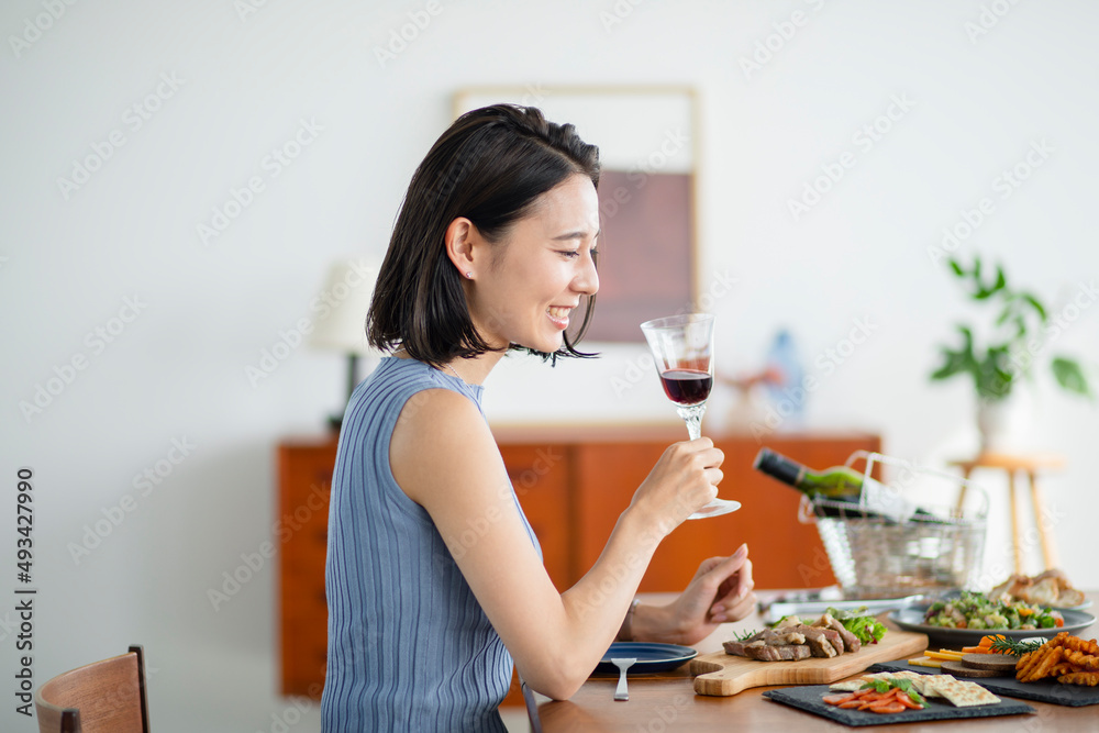 食事をする女性