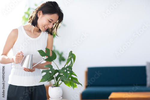 植物に水をあげる女性