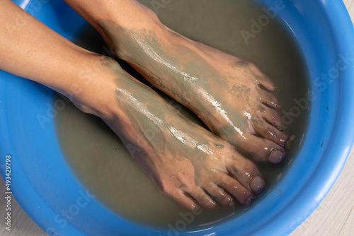 Slika na platnu a woman's foot in a washbowl of water