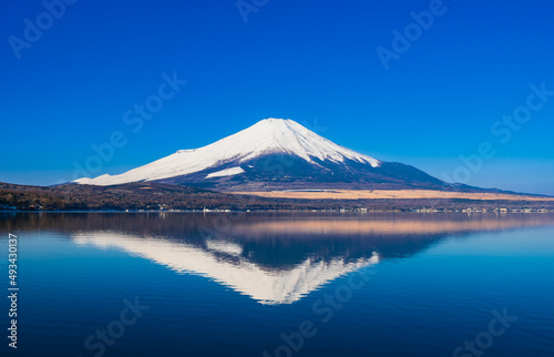 山中湖から眺める逆さ富士　冬景 © oben901