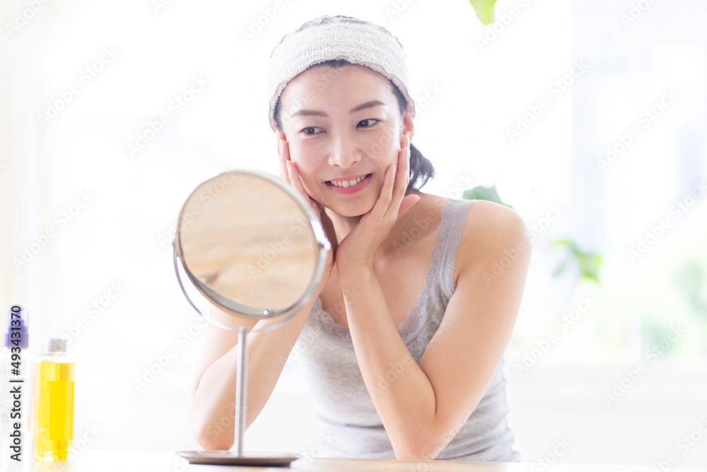 スキンケアをする女性 Stock Photo | Adobe Stock