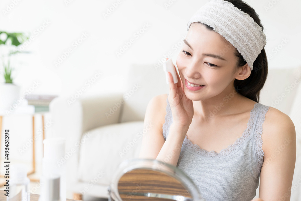 スキンケアをする女性 スキンケアをする女性