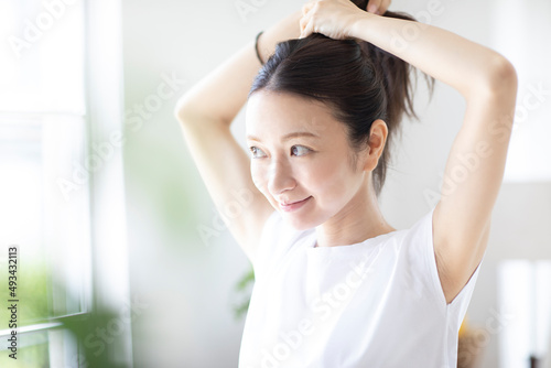 髪の毛をまとめる女性 photo