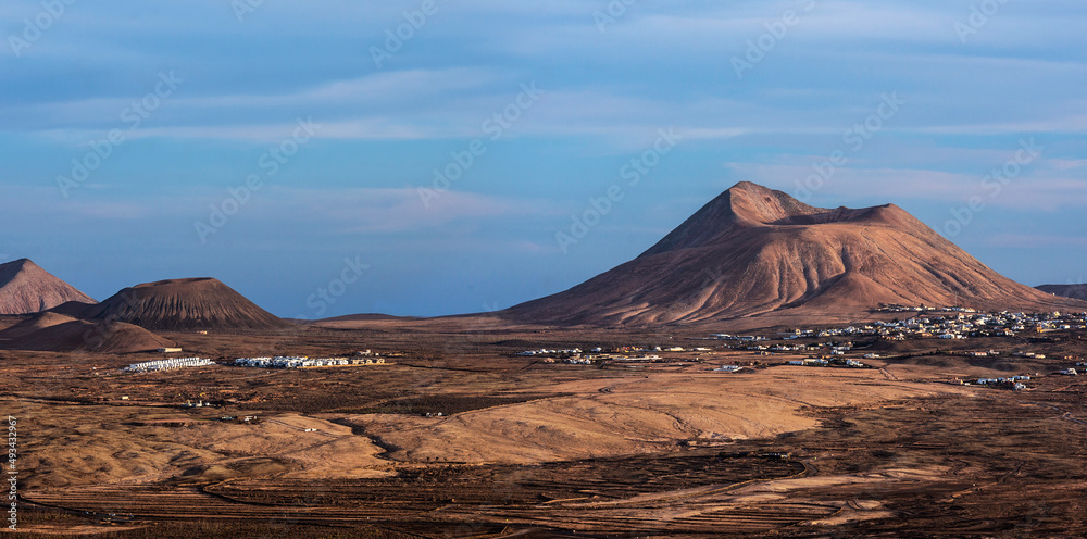 Vista panorámica de la montaña Caima  muy cerca del pueblo de Villaverde en el municipio de La Oliva, Fuerteventura, Islas Canarias, España