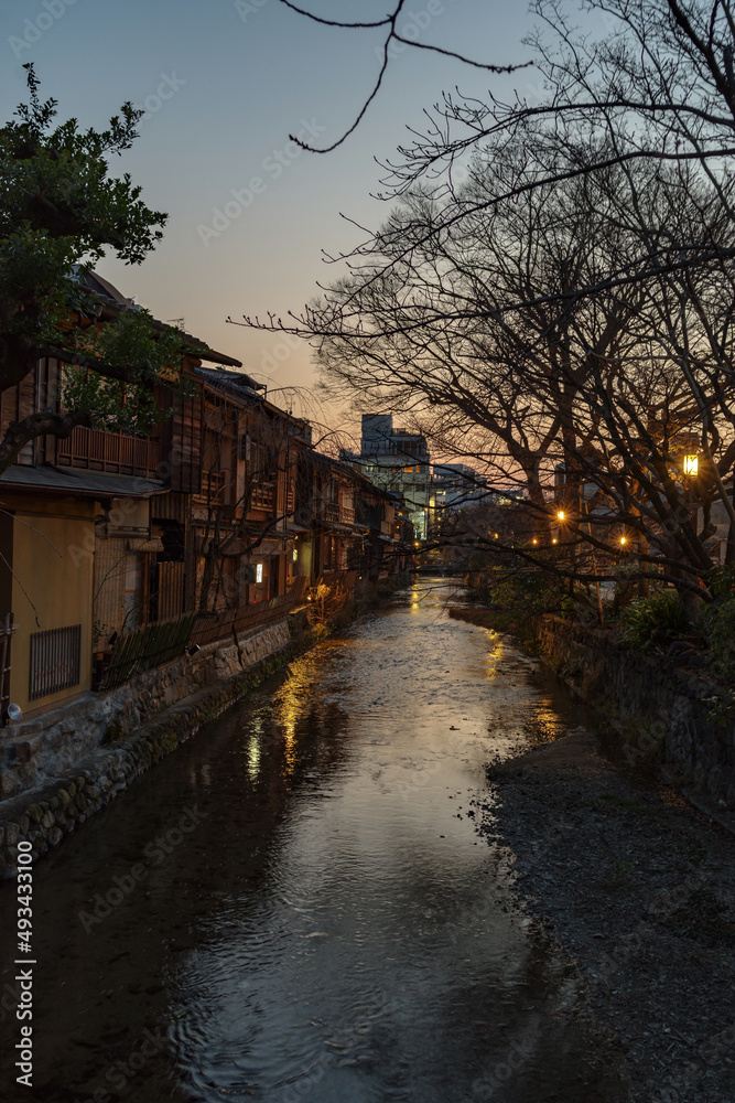 京都・祇園白川巽橋、夜の帳