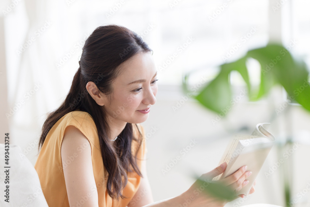 読書する女性 読書する女性