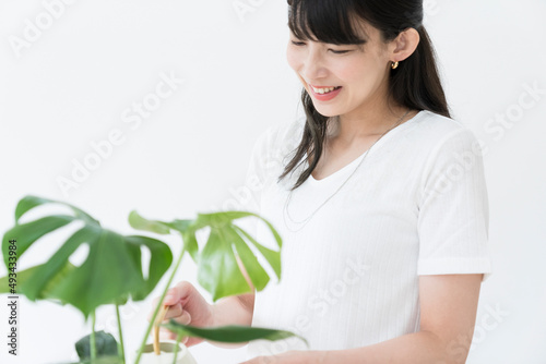植物に水やりをする女性