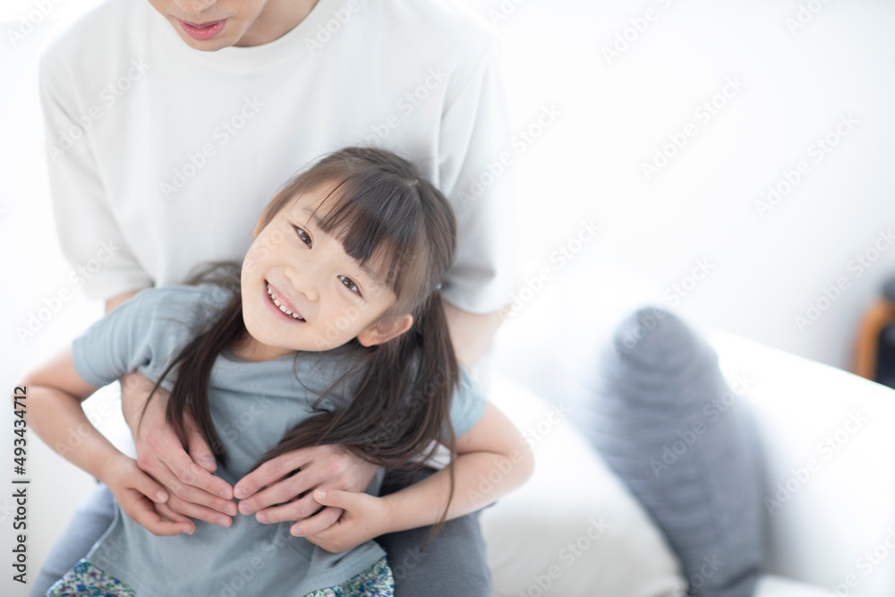 父親に抱っこされる女の子 父親に抱っこされる女の子