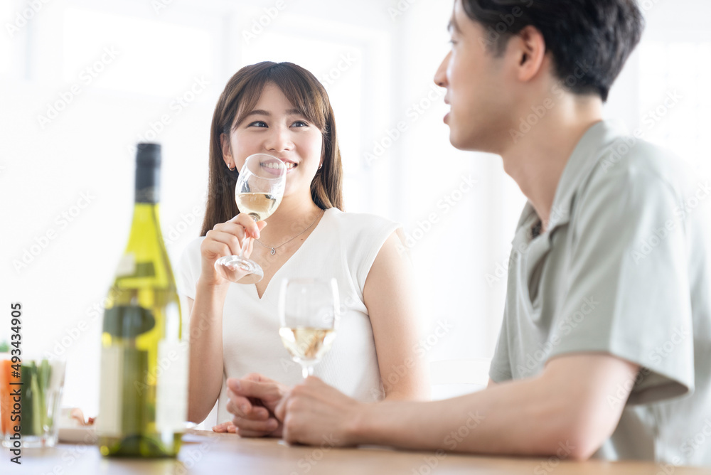 お酒を楽しむ夫婦 お酒を楽しむ夫婦