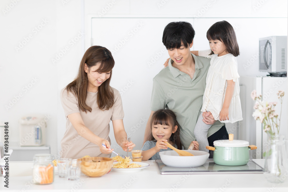 キッチンに立つ家族 キッチンに立つ家族
