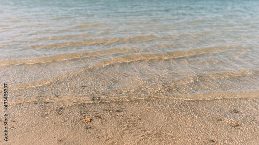 klares Meerwasser mit leichten Wellen lädt zum Baden ein in Spanien