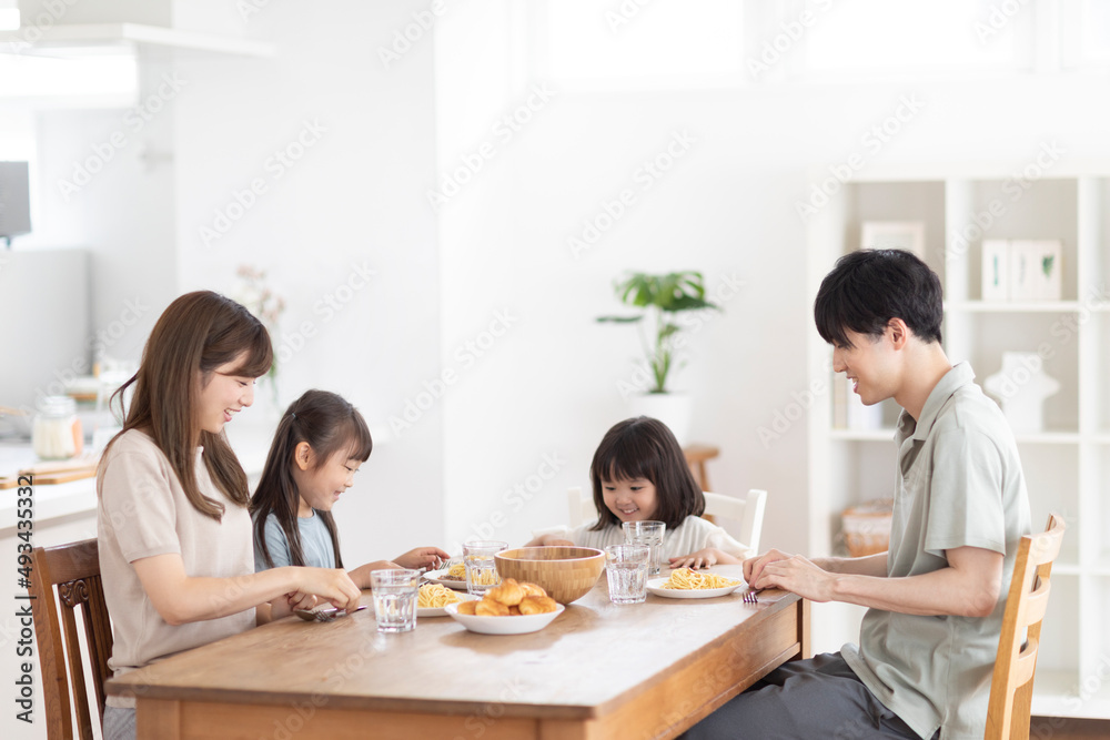 食卓を囲む家族 食卓を囲む家族