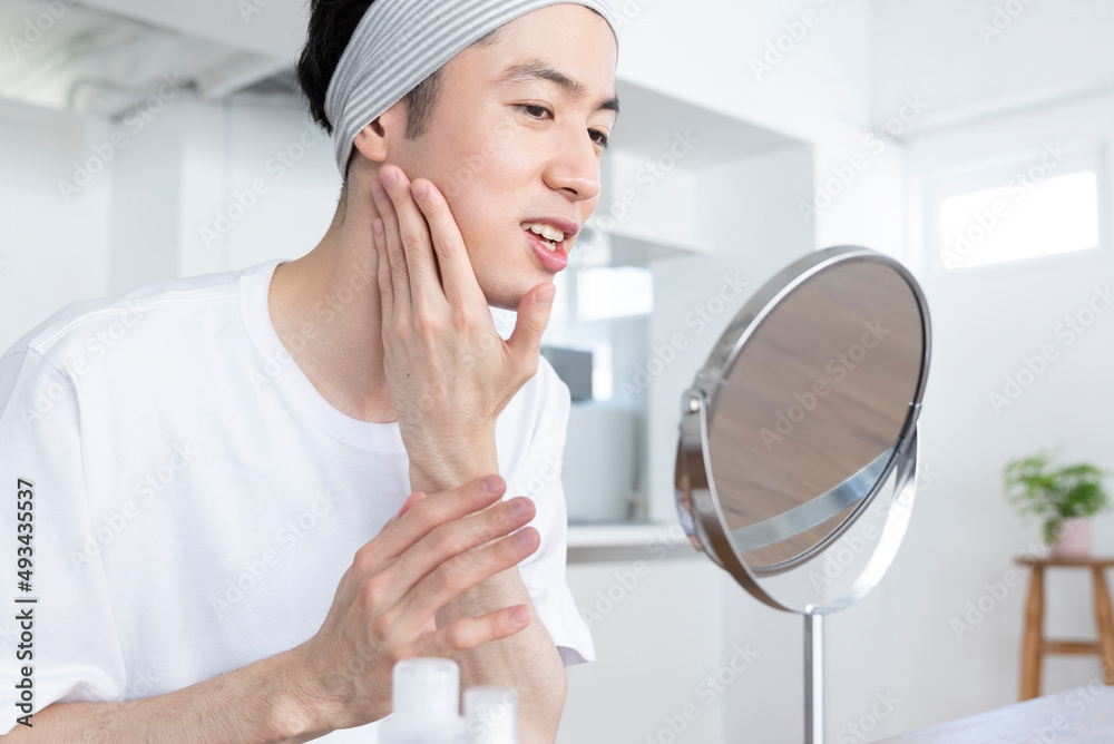 スキンケアをする男性 スキンケアをする男性