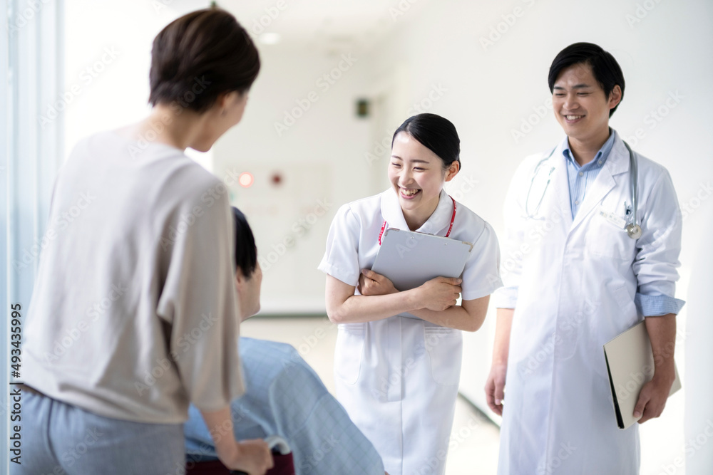 患者家族と医師と看護師 患者家族と医師と看護師