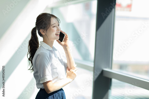 オフィスで電話する女性