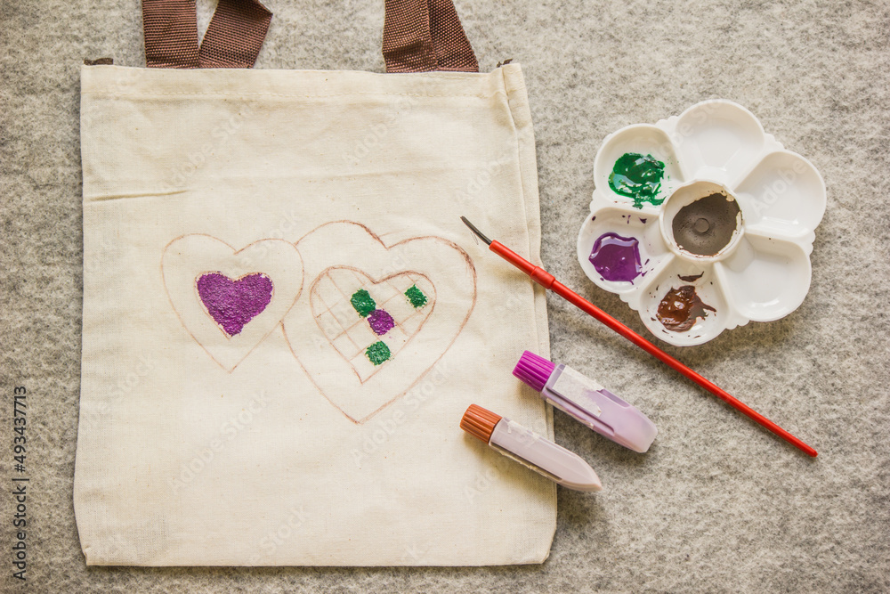 Draw a heart on the bag and paint Draw a heart on the bag and paint
