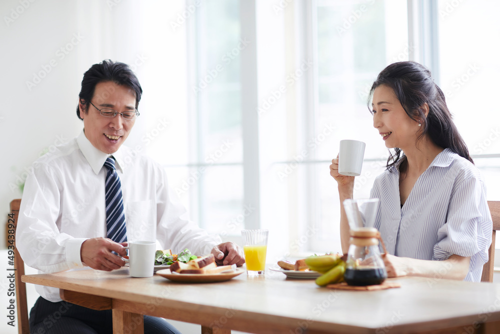 朝食をとる夫婦