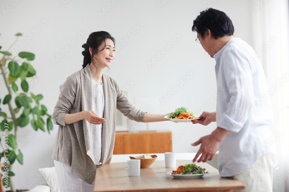 食事の準備をする夫婦 食事の準備をする夫婦