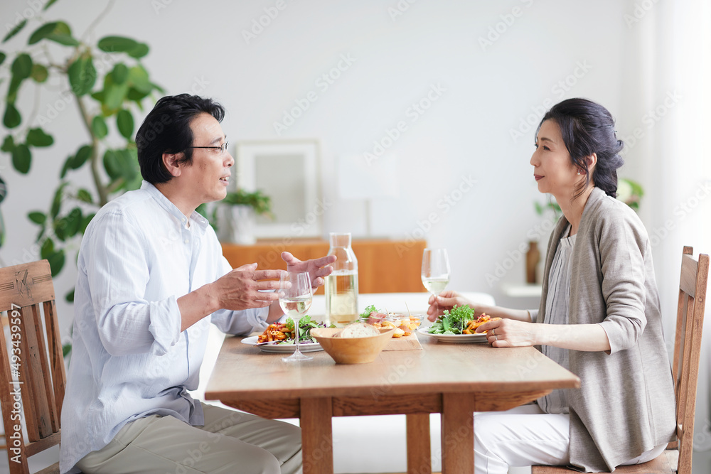 ワインを飲みながら食事をする夫婦 ワインを飲みながら食事をする夫婦