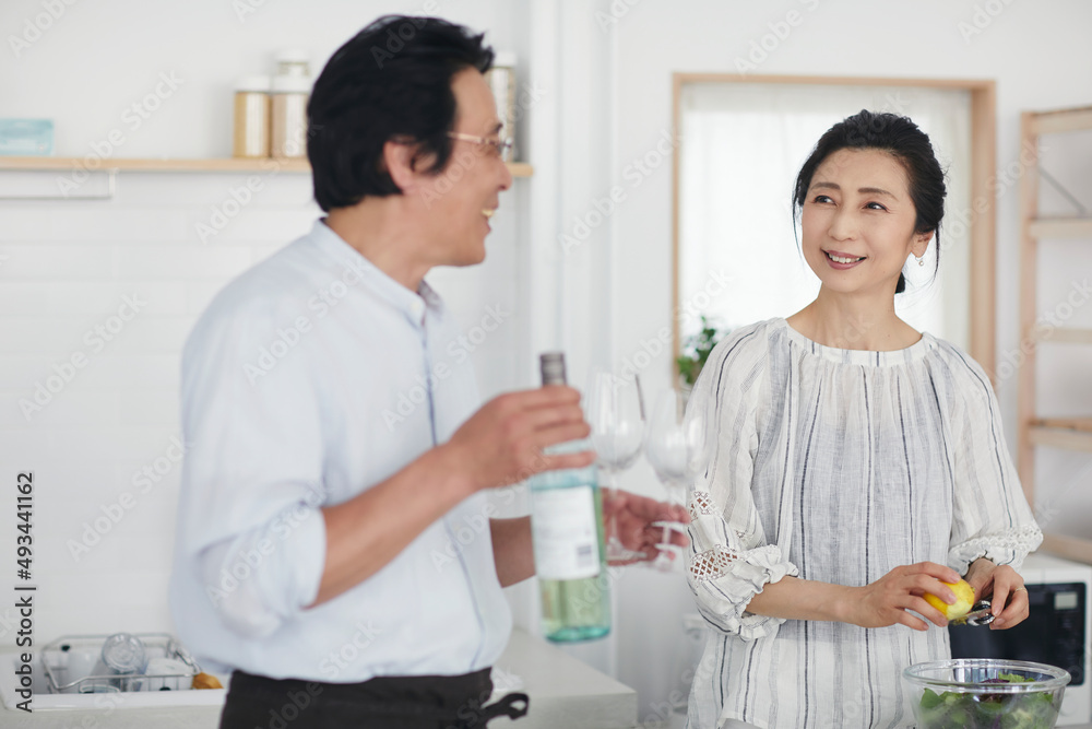 キッチンで料理を作る夫婦 キッチンで料理を作る夫婦