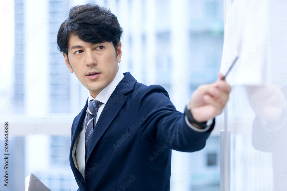 プレゼンするビジネスマン プレゼンするビジネスマン