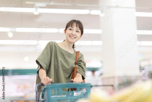スーパーで買い物をする女性 photo