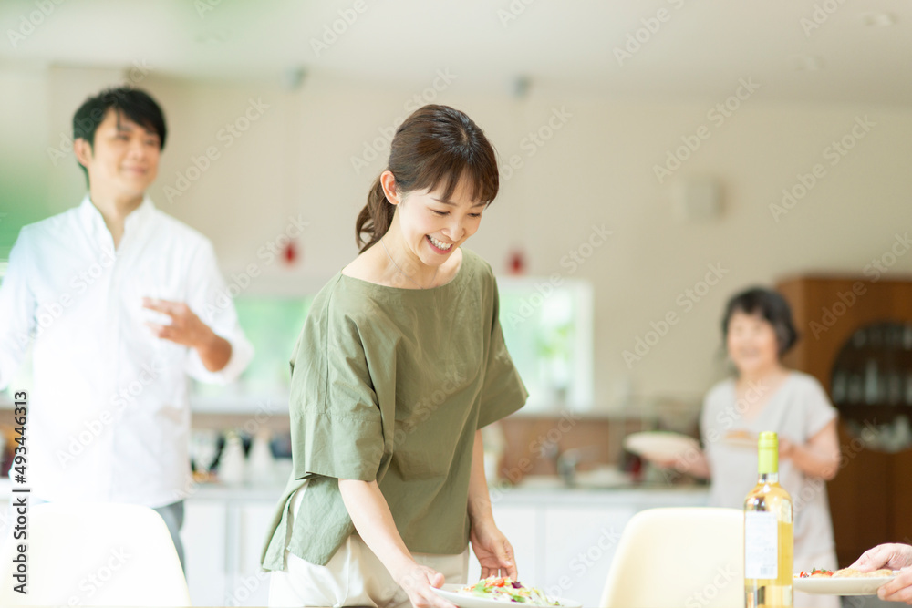 料理を運ぶ女性 料理を運ぶ女性
