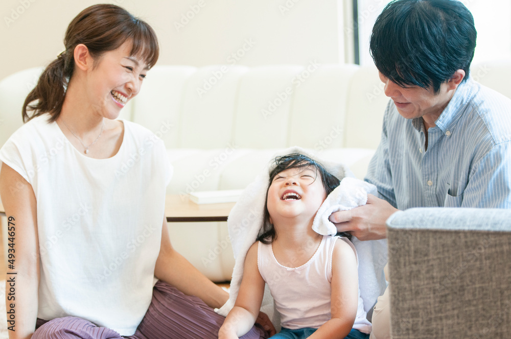 子供の髪をバスタオルで拭く父親 子供の髪をバスタオルで拭く父親