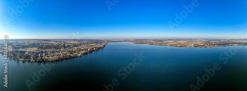 Jezioro Pławniowickie i Kanał Gliwicki na Śląsku w Polsce panorama zimą z lot...