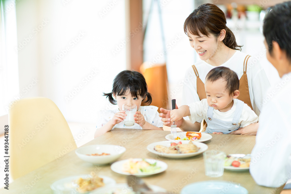 食事をするファミリー