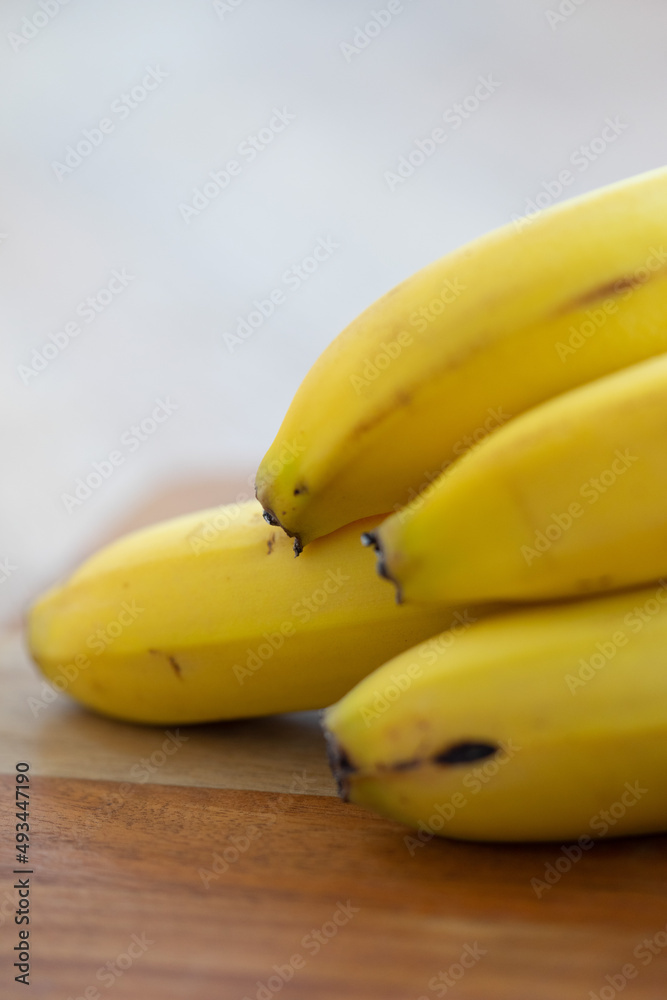 Bananen auf einem Holzbrett